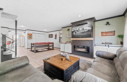 Luxe Suite with Pool Table, King Bed, 3 TVs, & Free Parking - Foto 38