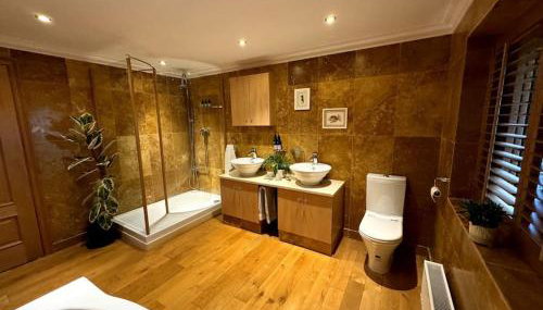 Luxury House on Private Estate with Hot tub and Play Barn - Photo 4