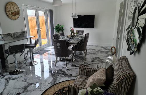 SAV 5 Bed Luxury House Leicestershire - Photo 1