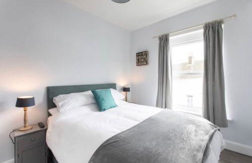 Beautiful Two Bed Mumbles Flat - with parking space - Foto 16