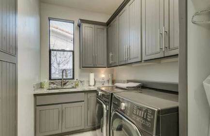 Luxury Contemporary Sanctuary w/ Pool and Views! - Foto 88