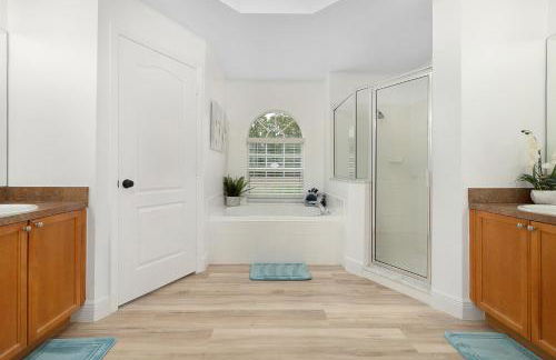 #370-Stunning 4 bed villa with south facing pool and spa with no rear neighbors - Foto 40