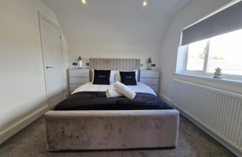 Modern Detached 3 bedroom home with off-road parking & bike store - Photo 7