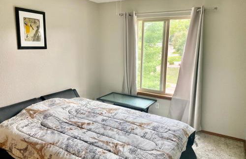 3br home 2br unit close to USAFA with fireplace - Foto 6