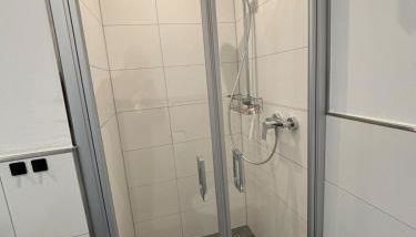 Zentrale Wohnung mit eigenem Eingang und Stellplatz - Foto 5