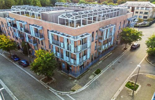 Sleek Modern City Apartment - Photo 23