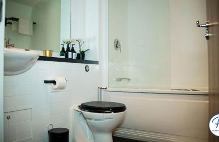 Penthouse - Amazing City Skyline Views - Balcony - FREE extra 2 hours - FREE Parking - Utilita Arena - Bullring Shopping - New St Station- Super King Size Bed - Foto 80