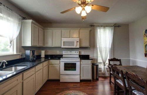 Historic Pet-Friendly Stay Near Broadway w Fire Pit - Foto 46