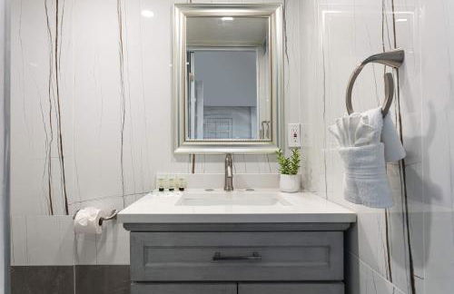 Modern 3BR Apt with Parking in Glendale - Foto 15