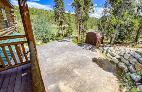 Secluded Log Cabin with Views & Hot Tub, Foosball, Wood Stove - Heavenly Homestead - Foto 9