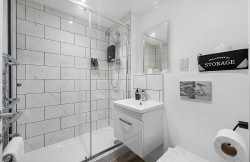 1-Bedroom Luxurious, City Centre, Chic & Stunning Apartment in Southampton, Sleeps 4 - by Blue Puffin Stays - Photo 24