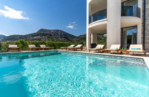 VILLA CVITA is a modern 5-bedroom villa with a Jacuzzi, a Gym and Finnish Sauna, a heated pool, and amazing views - Foto 6