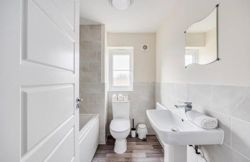 Detached House in Brooklands - Prime Location - Driveway Parking, Self-Check-In, Fast WiFi and Smart TV by Yoko Property - Foto 4