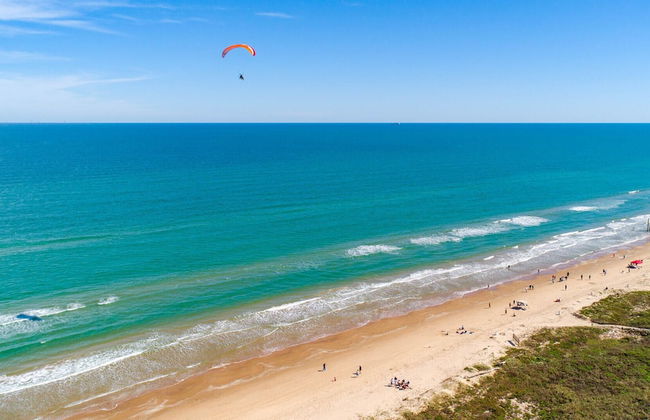 Modern Ground flr Condo 1/2 Block to Beach w Pool! - Foto 27