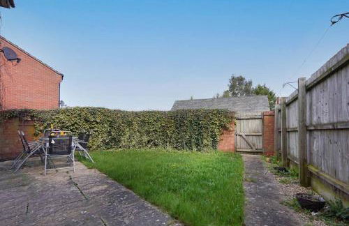 Grange House with Free Parking, Garden, Superfast Wifi and Smart TVs with Netflix by Yoko Property - Photo 27