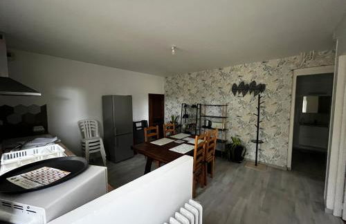 Logement sous maison habitée en face de la foret petite cour - Foto 1