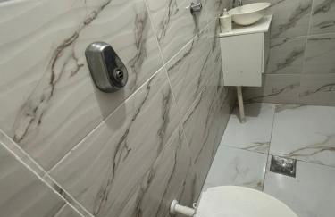 Apartamento com Estacionamento, Wi-Fi, Ar condicionado a 300 metros da Praia da Enseada no Guarujá. - Foto 11