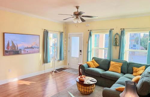 Walk Downtown, Private Parking, Short Drive to Beach & NAS - Foto 8