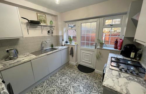 3BR, Sleeps 5, Free Parking, Fast WiFi, Near M62 & Leeds - Foto 11