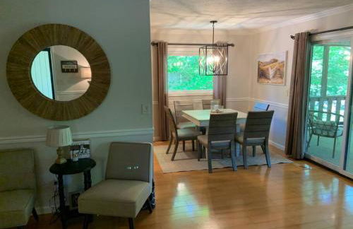 Beautiful Waterfront with Dock Firepit Hot tub - Foto 17