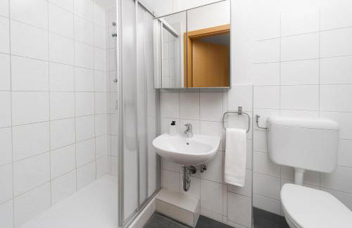 Ideal für Monteure 3 Zimmer Apartment mit Küche, Waschmaschine, Bad, WiFi, Flat TV usw - Foto 5