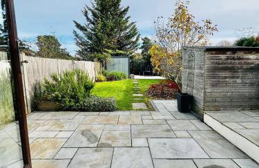 Modern 5 Bed 3 Bath House - Photo 30