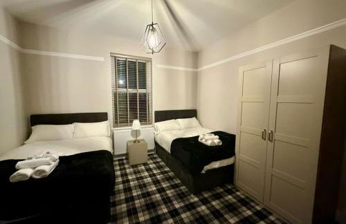 Large Luxury 4 bedroom home with parking - Foto 49