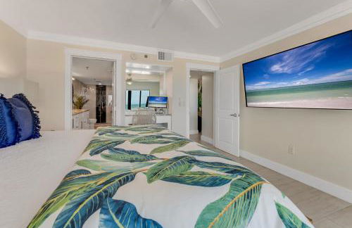 Luxury direct oceanfront corner with large private balcony, heated pool and garage - Photo 28