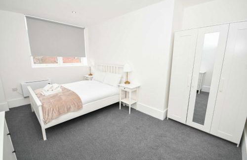 Modern 1 Bedroom Apartment in Morley with Parking - Foto 48