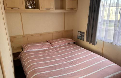 Caravan Sleeps 4 with Free Parking - Foto 6