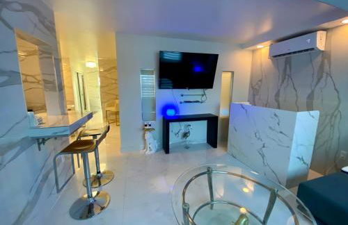 Luxurious remodeled direct Waterfront apartment with Miami skyline view- Free parking- 5min drive to Miami Beach - Foto 12
