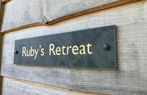 Rubys Retreat Stylish Log Cabin-Hidden Garden - Photo 3