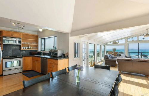 Seaside Elegance Oceanfront Escape with 3 Suites - Foto 11