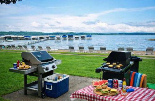 New, Spacious and charming, with a river view, conveniently located near skiing and golf - Foto 2