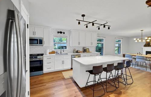 3 Bedrooms 8 Guests Modern Ranch Retreat on Half Acre - Foto 3