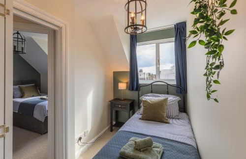 4 Bed City House with Private Garden and Parking - Foto 21