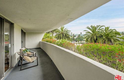 Echo Lake view condo - newly renovated - centrally located - Photo 6