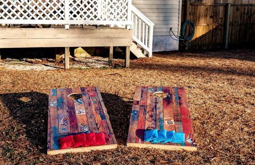 3-Bedroom Home with King Bed, Smart TVs & Fenced Yard - Foto 7