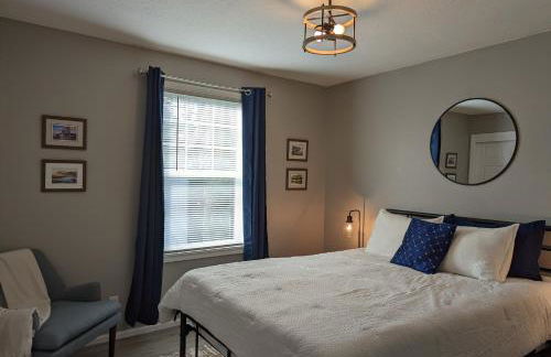 Contemporary 2-Bedroom Close to Downtown, Dining - Photo 14