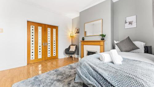 Comfortable 4 Bed Home - Free Parking & Fast WiFi - Foto 3