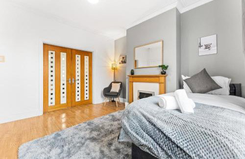 Comfortable 4 Bed Home - Free Parking & Fast WiFi - Foto 3