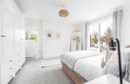 The Lymington Hub Slps 13 hot tub/chef/spa - Photo 4