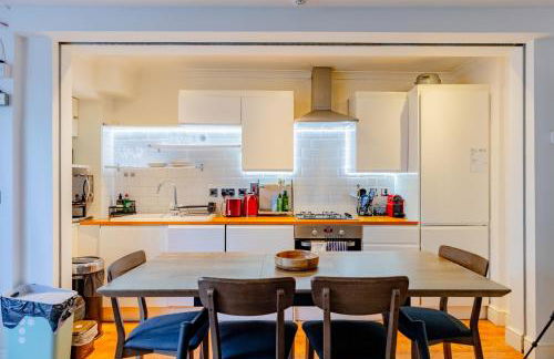 Snug 2BD Flat with Patio Heart of North London - Foto 21