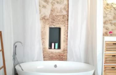 Suite Independiente de 45 m2 con Bañera en Pleno Casco Viejo - Photo 1