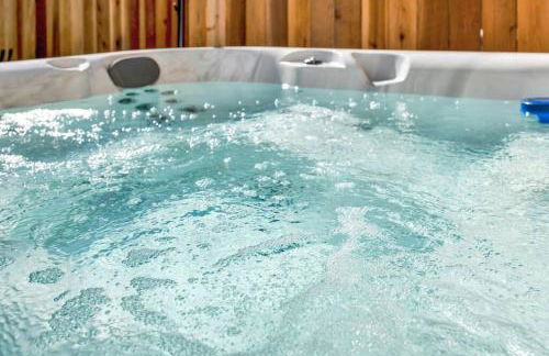 Modern Cottage, Hot Tub, Bistro Patio, Putting Green, Walk to All! - Foto 30