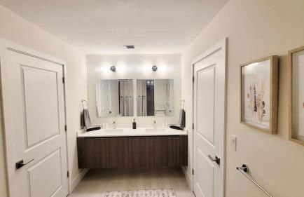 NEW Modern Condo FREE Parking & High Speed Wifi - Foto 12