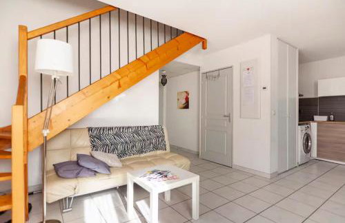 LE BLEU CAMARGUE - T3 EN DUPLEX CLASSÉ 3 ETOILES - CLIM - ARRIVÉE AUTONOME - Piscine privative à la résidence - Parking Gratuit - Wifi FIBRE - Animaux acceptés - Idéale Famille couple télétravail - Foto 10