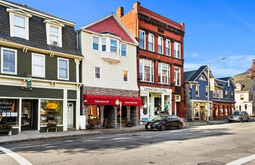 Downtown Beverly Apartment 8 Minutes to Salem and has King Beds - Photo 11