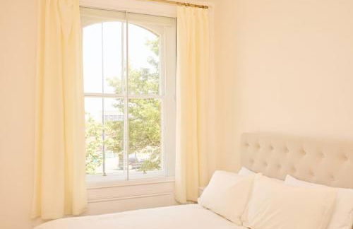 The Corner by the Castle - Photo 4