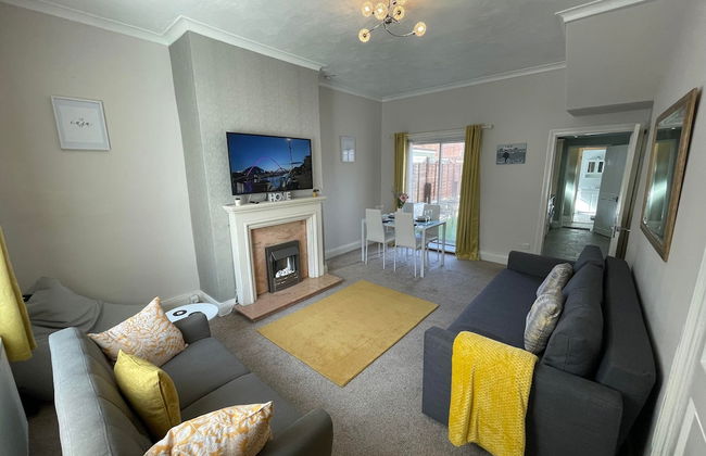 Lovely 3 Bedroom Apartment In Newcastle Upon Tyne With Free Parking - Photo 15